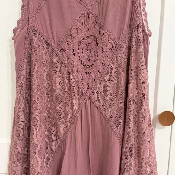 Altar’d State Mauve Lace Boho Shift Dress | Sleeveless Keyhole Back | Size Small - Picture 5 of 11